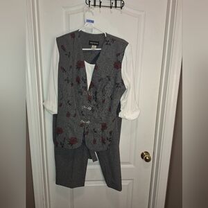 Chad Stevens 2 piece pants  suit / size 16w / gray with floral design